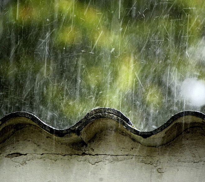 小桥流水人家传统建筑小雨下雨细雨雨纷纷小院四合院江南人家墙头瓦片