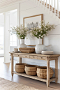 其中包括：40+ Gorgeous Console Table Decor Ideas for a Stunning Home