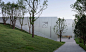 特斯联科技集团人工智能城市先行区 AI PARK / 行之建筑设计工作室,映出周围绿色的金属墙面 © 苏圣亮