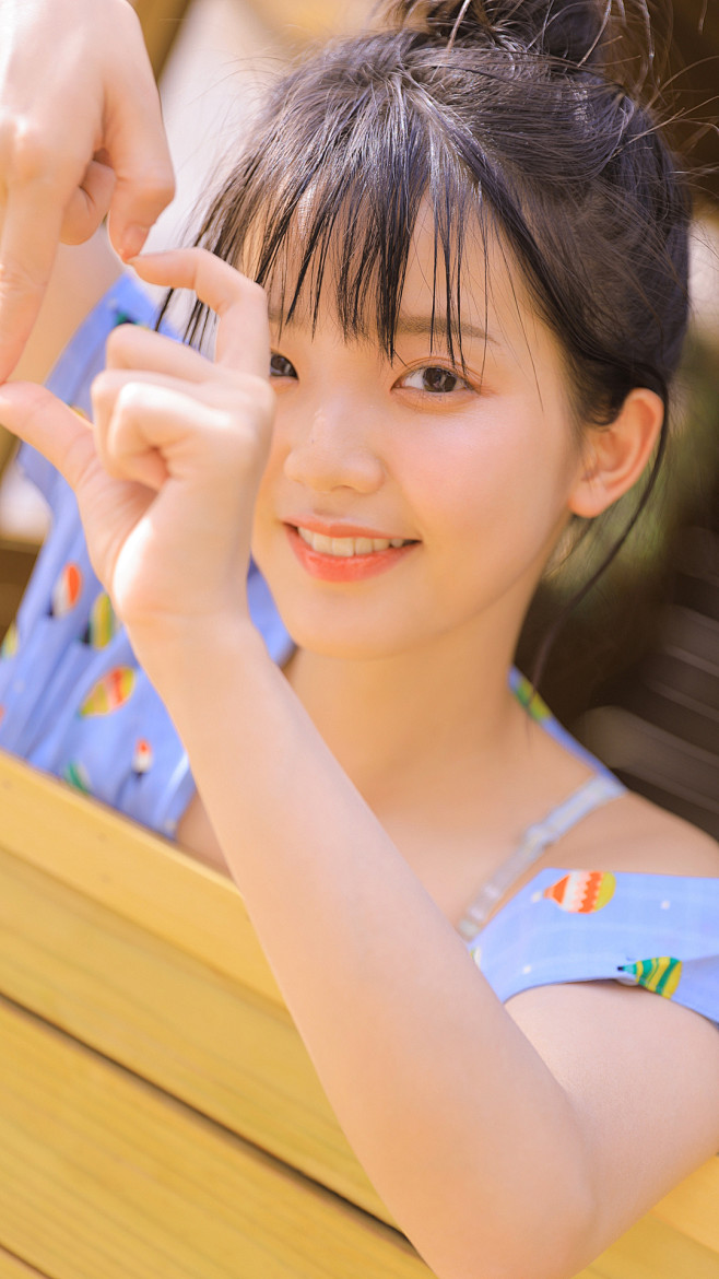 青春活力美少女手机壁纸