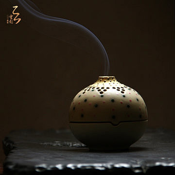 焚香引幽步，酌茗开静筵。