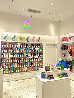 ❄️天冷了给脚穿个花衣裳吧！Happy Socks : 逛到一家五颜六色的袜子店Happy socks快乐袜子 眼晕里面还是有很多时尚的袜子，要弯腰慢慢选 还有相对应嗯节日氛围款袜子，最近圣诞款 店里的小姐姐服务态度真的赞 成人长袜人民