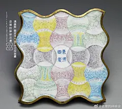 老猪的碎碎念
7小时前
历史博主 2022年辰星计划博主 微博旅行家
发布于 河北
不看落款，还以为是现代作品。
康熙官窑具有「错视」效果的瓶子..

头一回见这种造形特殊的方盘，口及器身设计成波浪形，底周镶镀金铜边。盘面以黄色珐瑯料为地，纵横交错的蓝线将底面分成二十五个银锭式方格，内绘各类花卉。应该是从西洋传教士这引进的西洋风尚。