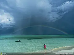 一场暴雨过后，一道双彩虹出现于菲律宾奥努克岛上空。评委表示，“这幅美丽的作品中，摄影师展现了一种完美的拍摄时机和场景，还涵盖了人类的行为。”这幅作品题为《进入绿色区域》。评委埃米-托兴认为，作品通过乌云、彩虹、人类女性飘逸的长发，展现了一种完美的空间方位感。