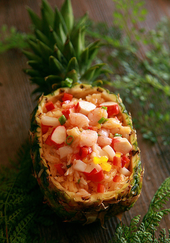 「海鲜菠萝饭」材料：菠萝，蟹柳，鲜虾，橄...
