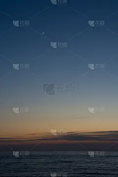 宁静的海面黄昏和新月