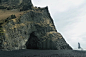 冰岛南岸维克镇旁黑沙滩的火山岩壁山崖