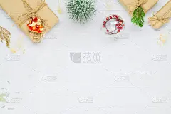 手工制作的DIY礼盒在垃圾白色木材背景。圣诞节、新年或其他纪念日的天然礼品盒。带有副本空间的贺卡。
