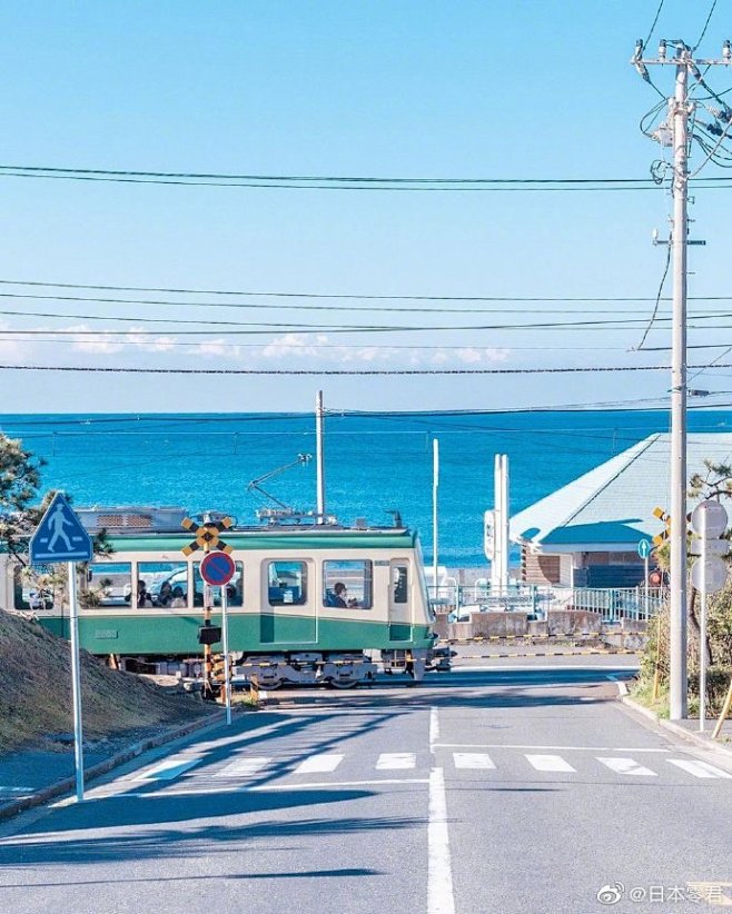 日本镰仓 蓝天白云电车海平线 ☁️ ​​...