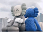 ZAN | KAWS : KAWS以及“XX”眼的标志已经是非常有商业价值的艺术“品牌”，艺术家本人说只是单纯喜欢“K-A-W-S”的字母组合，而“XX”眼也是从一开始的恶搞逐渐有了“标签感”。