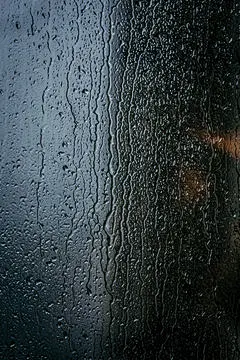 点击来源直接获取大图文件 |玻璃上的雨滴，从窗户看出去，大雨，恶劣天气，孤独，隔离。潮湿表面的纹理，背景，美丽的壁纸。大自然在哭泣。