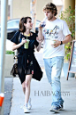 当地时间7月1日，艾玛·罗伯茨 (Emma Roberts) 与未婚夫伊万·彼得斯 (Evan Peters) 前往洛杉矶的Rarth Bar。
