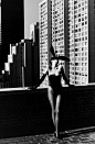 Helmut Newton，1920年出生于德国柏林，20世纪40年代在澳大利亚定居，他是20世纪70年代世界上最著名的时尚摄影家之一，是时尚摄影史上里程碑式的人物，他的“窥淫”(Voyerism)摄影艺术风格对后现代摄影所产生的深远影响。在他的照片里，充满了一种赤裸的情色——一种男性对于女性的原始的情欲本能，而这种情欲却又是一种冷漠的，有距离的。也许很多人都不认可这种赤裸的、情欲的摄影作品，但是作为一种文化它又是一种历史的必然。我们只有更多的了解别人的优秀作品，才能够更好的提高我们自己。