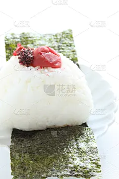 饭团,日本食品,李子,自制的,盐渍食品,白色背景,海产,垂直画幅,米,食品