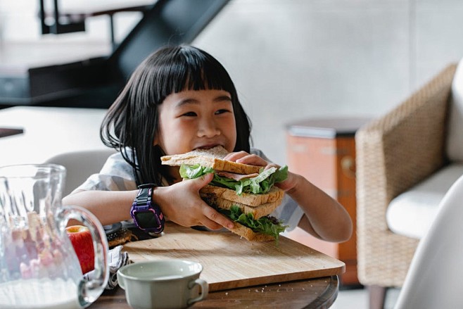 小女孩吃巨大的美味三明治 · 免费素材图...