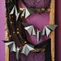 DIY万圣节3D纸艺蝙蝠手工折纸教程及模板下载图解 这款纸艺蝙蝠以最简单的制作方式使用双面黑色珠光卡纸制作出一只3D立体万圣节蝙蝠，快带的制作方式可以让我们制作出更多只用来装饰万圣节。 #手工# #DIY# #纸艺# #万圣节#