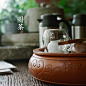 名为：喝茶。女子巧手，烧水泡茶 