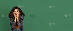 传单。拉丁美少女的肖像孤立在绿色，复古色工作室背景。人类情感的概念，面部表情，自然美，多样性