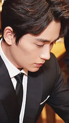 #巴塞尔遇见朱一龙# #萧邦2019巴塞尔之约# 
- 看完哥哥巴塞尔萧邦直播疯狂修图
   朱一龙真是太厉害了 全程和工作人员默契配合 他真的是好热爱手表哒！
   壁纸自取随意 ​​​​