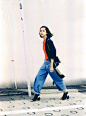 水原希子 （Kiko Mizuhara），藏蓝色长款外套+红色翻领衬衫+蓝色牛仔灯笼裤+黑色镂空粗跟短靴+米白色手提单肩包-Hi潮-明星衣橱、潮流、韩版、欧美、穿着、搭配、配饰- 轻时尚 潮生活