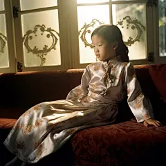 (1/4)一个女孩正在沙发上放松，以张晶娜的风格，英国乡村，历史剧，金色光线，用Ektachrome拍摄的照片，玛丽·比尔，李钟根(AI绘图来自WeDraw.art)