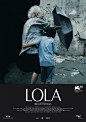 《祖母》Lola (2009) 菲律宾 导演：曼多萨。市内发生一桩杀人案，牵扯进来两个贫穷的阿嬷。一个是杀人者的祖母，到处借钱贿赂想让孙子不至于判死刑。另一个是死者的祖母，到处借钱希望让孙子得到公正的制裁。镜头追随两位祖母走在这样一个肮脏的社会。