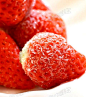 冻草莓(提前三个月做纯天然冰淇淋)
材料：草莓，白糖，凉开水
做法：
1、草莓洗净，去蒂
2、按40%的浓度配出白糖水调匀
3、将洗净的草莓放入糖水中，浸泡5分钟
4、捞出草莓，沥去水分
5、将处理好的草莓装入容器中，放入冰箱冷冻室冷冻（如有速冻更好）
吃法：
1、当冰淇淋吃：提前从冷冻室取出放入冷藏室1－2个小时，待草莓稍有些化冻，可以咬开，但还有些硬硬的口感时就可以了。每次化冻不要太多，因为时间一长，草莓就会完全化冻，口感不好
2、将草莓彻底化冻后，熬成草莓酱
3、将草莓彻底化冻后，加糖水煮成糖水草莓