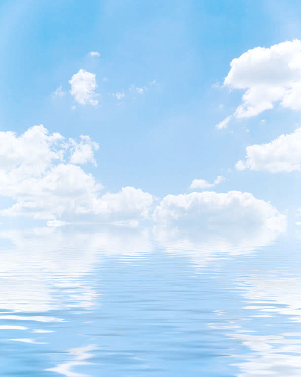 蓝色水蓝天白色云朵背景图