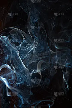 黑色背景上的烟雾