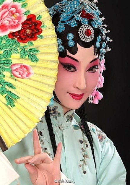 戏中人断肠，梦中暗思量，戏中两茫茫，梦中...