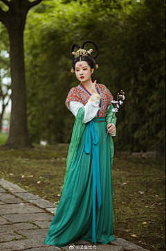 墨黛鱼采集到袖袍服饰