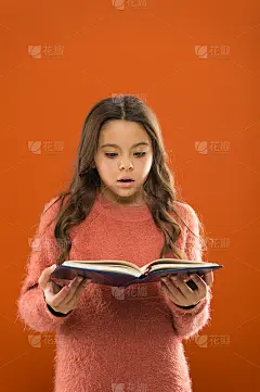 童年的幸福。家庭。孩子的时尚。长头发的快乐小女孩。儿童的一天。快乐小孩的肖像。小女孩的孩子。理发师给