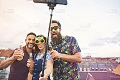 三个人,人群,自画像,留白,络腮胡子,休闲活动,水平画幅,美人,含酒精饮料,夏天