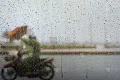 模糊的车手在强降雨/戏剧性的场景在东南亚雨季)。
