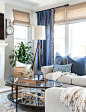 用布帘调控自然采光的光线，在窗前挂蓝色的窗帘，与沙发上的蓝色小抱枕遥相呼应，不仅实用还美观。