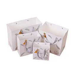 瑞迪斯羽毛礼品袋 百搭礼物袋包装袋服装袋购物手提纸袋定制纸袋 : 阿里巴巴瑞迪斯羽毛礼品袋 百搭礼物袋包装袋服装袋购物手提纸袋定制纸袋，礼品包装，这里云集了众多的供应商，采购商，制造商。这是瑞迪斯羽毛礼品袋 百搭礼物袋包装袋服装袋购物手提纸袋定制纸袋的详细页面。产地:浙江金华，是否进口:否，加工定制:是，货号:2077，材质:白卡纸，包装层次:销售包装/终端包装，用途:礼品袋，型号:2077，颜色:白色，品牌:瑞迪斯，规格:小号14*15*7,中号20*20*8,大号30*25.5*11.5,加宽23*2