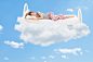 在云朵上睡觉的美女高清图片