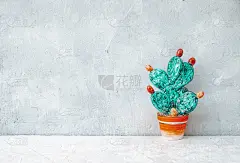 简约风格的家居装饰。花盆中的陶瓷仙人掌。极简主义概念。