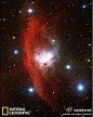 美国国家地理：这一团被科学家称为“NGC 1788”的美丽星云是一个不同寻常的反射星云，它被微微发亮的红色氢气层环绕。反射星云的特征是，它显示出的光芒是反射外围发光体的光，其本身并不发光。该星云中的恒星大约有一百万年的历史，不过作为恒星来说，它们还非常非常的年轻。http://t.cn/zWdQPIG