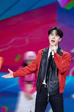 王一博超话 · #王一博青春恰时来舞台#
青年演员@UNIQ-王一博 亮相《花好月圆元宵夜》中央广播电视总台2021年#元宵晚会#，演绎“十四五”青春赞歌《青春恰时来》。歌声搭载新时代蓝图憧憬，筑梦拼搏绘制锦绣新时代。元宵节快乐，祝愿国富民强月圆家安！#王一博加盟央视元宵晚会# ​​​​