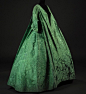 #欧洲历史服饰# Robe Volante 飞行女袍，1730s ，巴黎装饰艺术博物馆收藏，这件墨绿色的飞行女袍拥有极为精致的暗纹提花，飞行女袍是18世纪初法式女袍的前身。

这种女袍源于路易十四的情妇蒙特斯潘夫人发明的“淳朴裙”，是一种可不穿鲸骨胸衣的宽松长袍，夫人用其宽大的裙身遮掩孕肚，穿着它依然当没 ​​​​...展开全文c