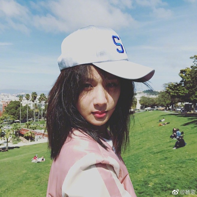 组图真没修图杨紫户外踏青晒照美腿修长杨紫在微博晒出一组美照图中的