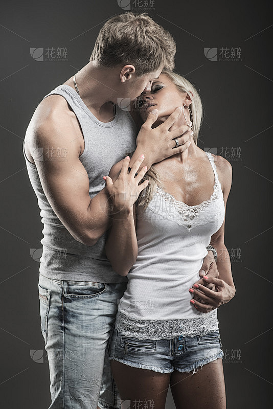 热恋中的年轻夫妇
