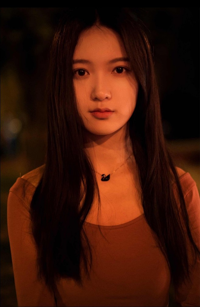 一只深情的黑天鹅