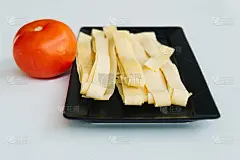 白色背景上的新鲜意面和番茄