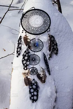 用羽毛、皮革、珠子和绳子做成的捕梦网