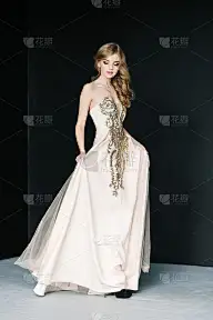 穿着漂亮衣服的年轻女孩