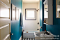 家居设计师尧小姐卫浴室内采用与客厅墙面同样的贵族蓝，但增加了光泽度，是卫浴空间所需要的亮度。