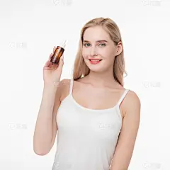 人物系列实景穿着白色吊带的模特手举着棕色化妆瓶