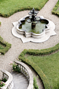 formal garden with quatrefoil fountain and hedged parterre detail: photo Lisa Poggi: